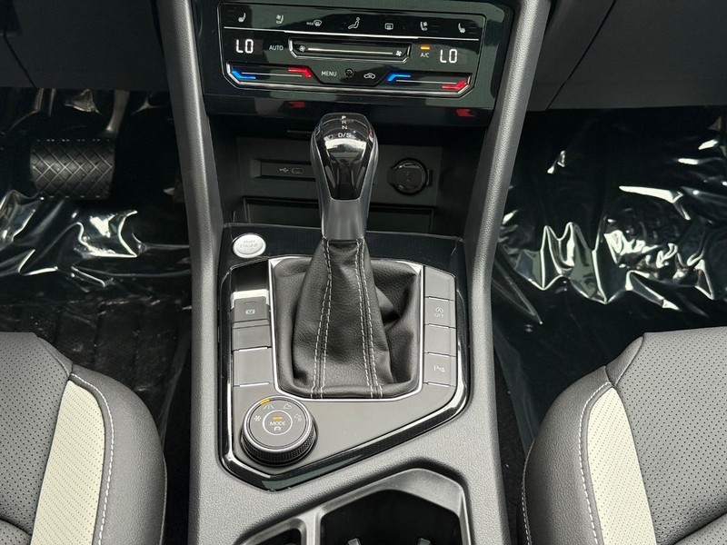 Volkswagen Taos Vehicle Full-screen Gallery Image 8