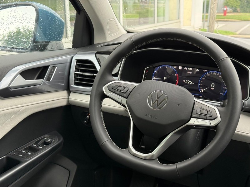 Volkswagen Taos Vehicle Full-screen Gallery Image 9