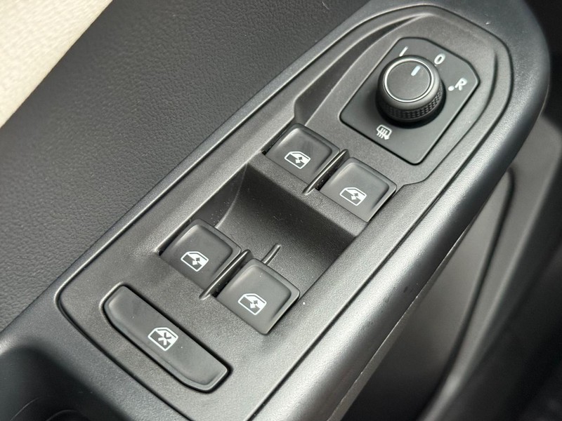 Volkswagen Taos Vehicle Full-screen Gallery Image 15