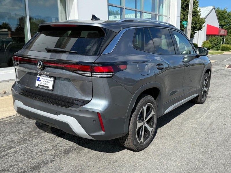 Volkswagen Tiguan Vehicle Full-screen Gallery Image 3