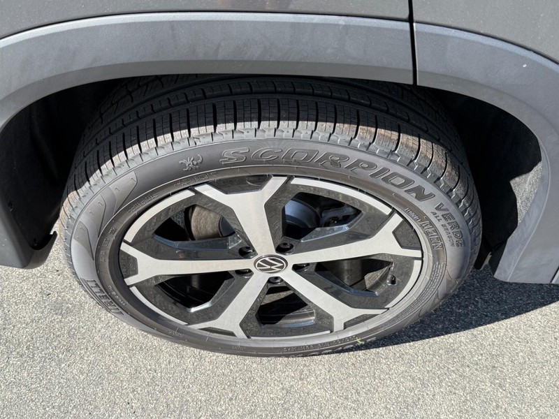 Volkswagen Tiguan Vehicle Full-screen Gallery Image 4