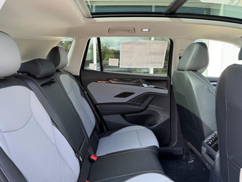 Volkswagen Tiguan Vehicle Full-screen Gallery Image 5