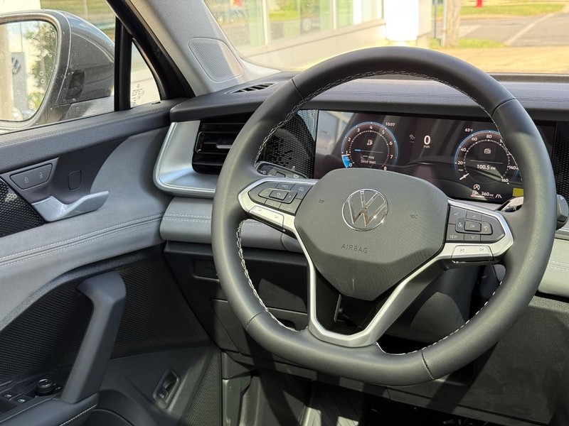 Volkswagen Tiguan Vehicle Full-screen Gallery Image 8