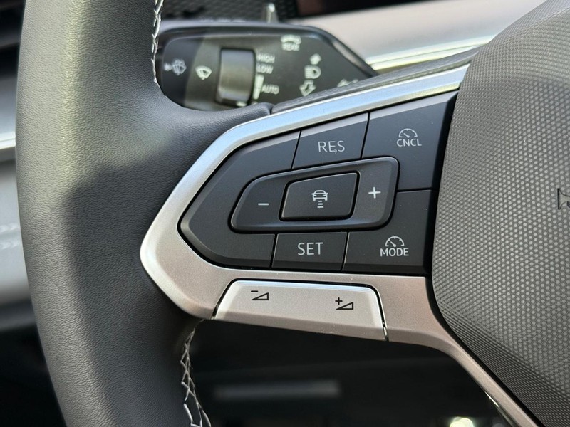 Volkswagen Tiguan Vehicle Full-screen Gallery Image 10