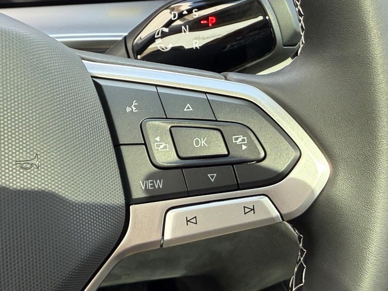 Volkswagen Tiguan Vehicle Full-screen Gallery Image 11