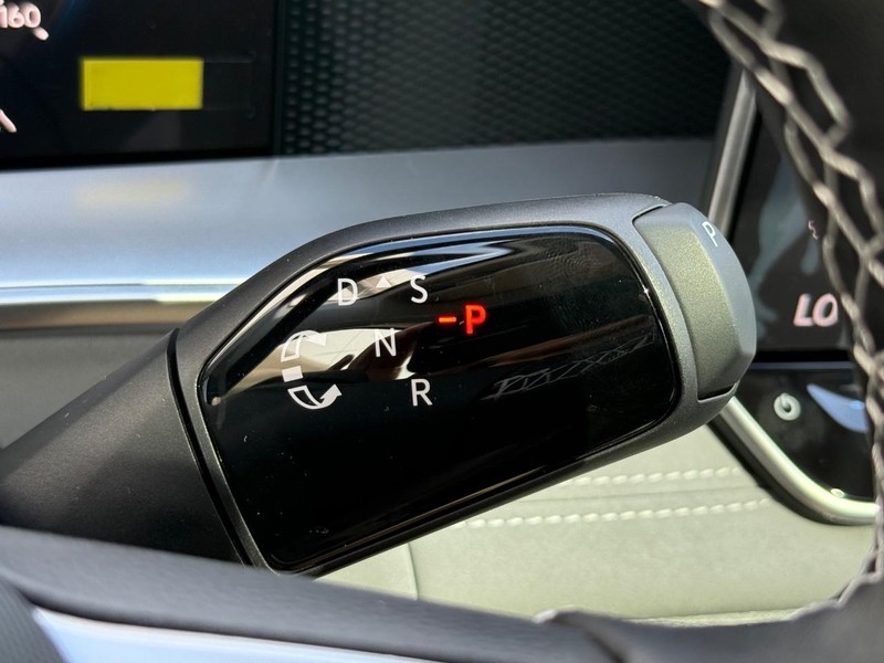 Volkswagen Tiguan Vehicle Full-screen Gallery Image 12