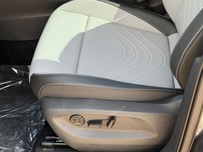 Volkswagen Tiguan Vehicle Full-screen Gallery Image 16