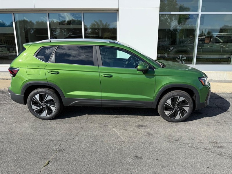 Volkswagen Taos Vehicle Full-screen Gallery Image 2