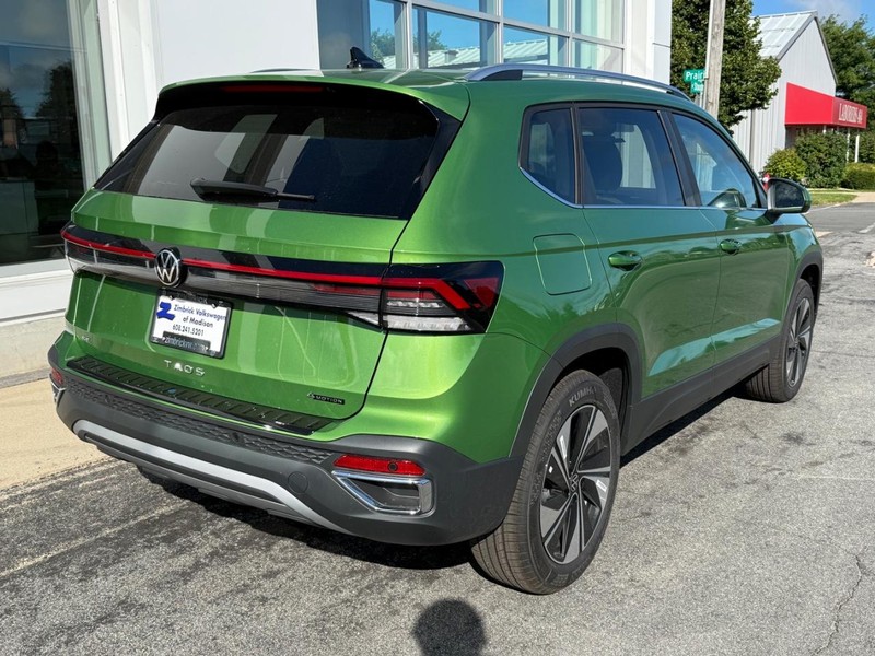 Volkswagen Taos Vehicle Full-screen Gallery Image 3