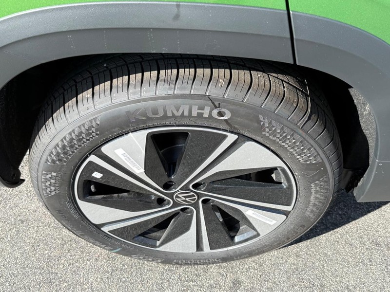 Volkswagen Taos Vehicle Full-screen Gallery Image 4