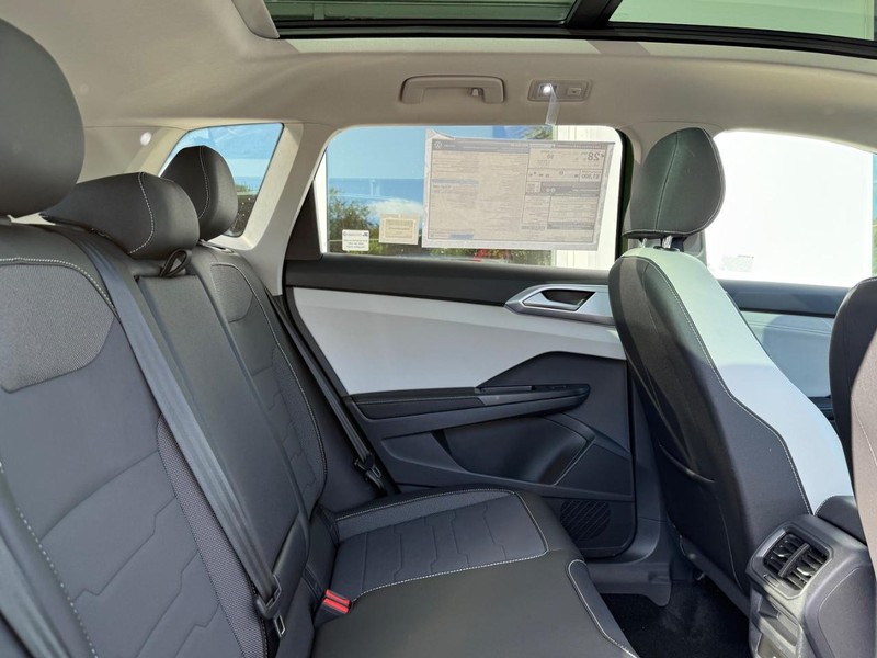 Volkswagen Taos Vehicle Full-screen Gallery Image 5