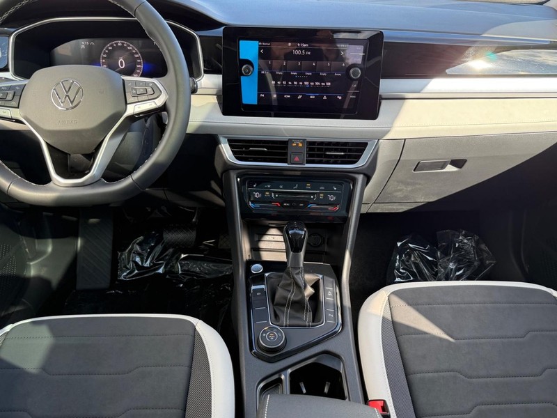 Volkswagen Taos Vehicle Full-screen Gallery Image 6