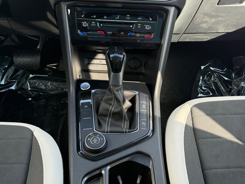 Volkswagen Taos Vehicle Full-screen Gallery Image 8