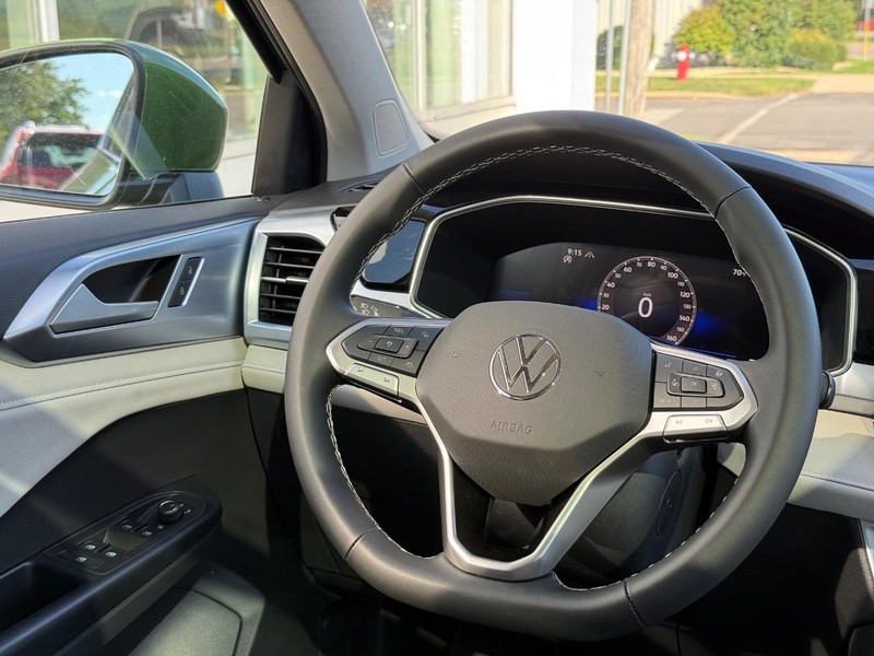 Volkswagen Taos Vehicle Full-screen Gallery Image 9