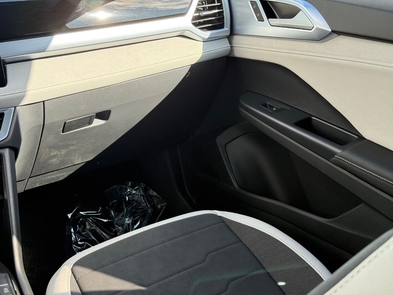 Volkswagen Taos Vehicle Full-screen Gallery Image 10