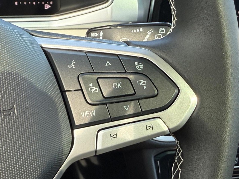 Volkswagen Taos Vehicle Full-screen Gallery Image 12