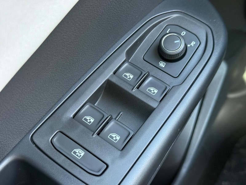 Volkswagen Taos Vehicle Full-screen Gallery Image 15