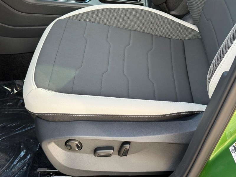 Volkswagen Taos Vehicle Full-screen Gallery Image 16