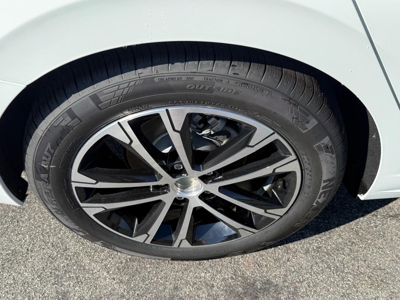 Volkswagen Jetta Vehicle Full-screen Gallery Image 3