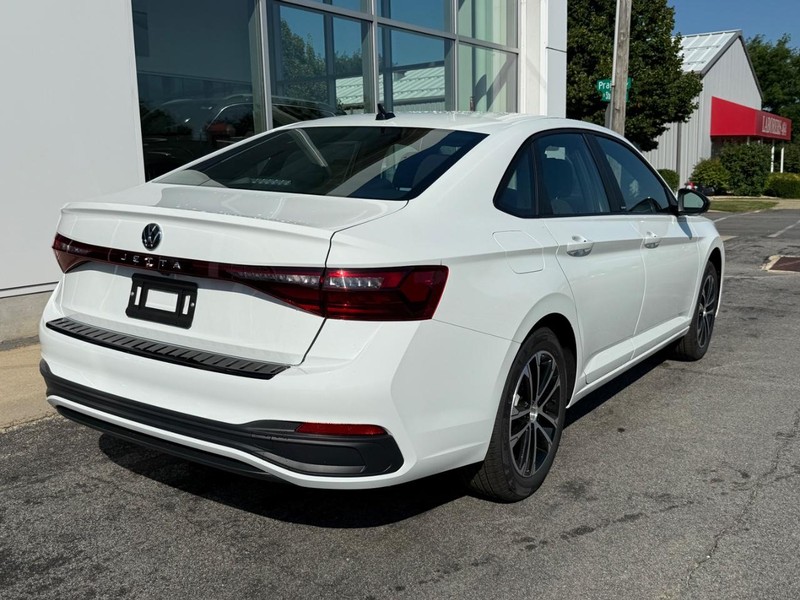 Volkswagen Jetta Vehicle Full-screen Gallery Image 4