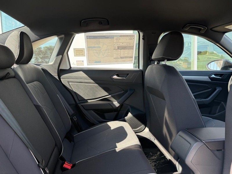 Volkswagen Jetta Vehicle Full-screen Gallery Image 5