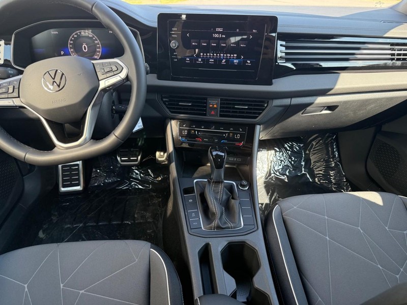 Volkswagen Jetta Vehicle Full-screen Gallery Image 6