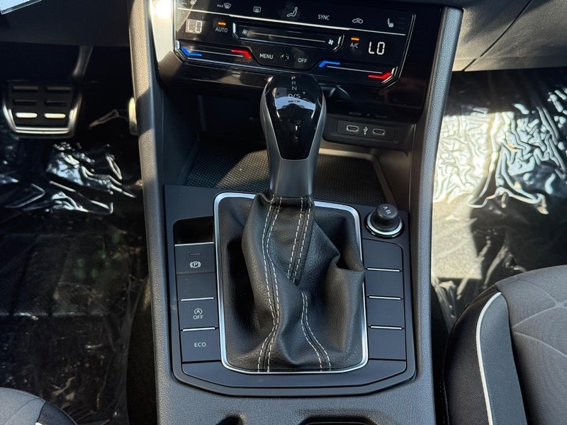 Volkswagen Jetta Vehicle Full-screen Gallery Image 8