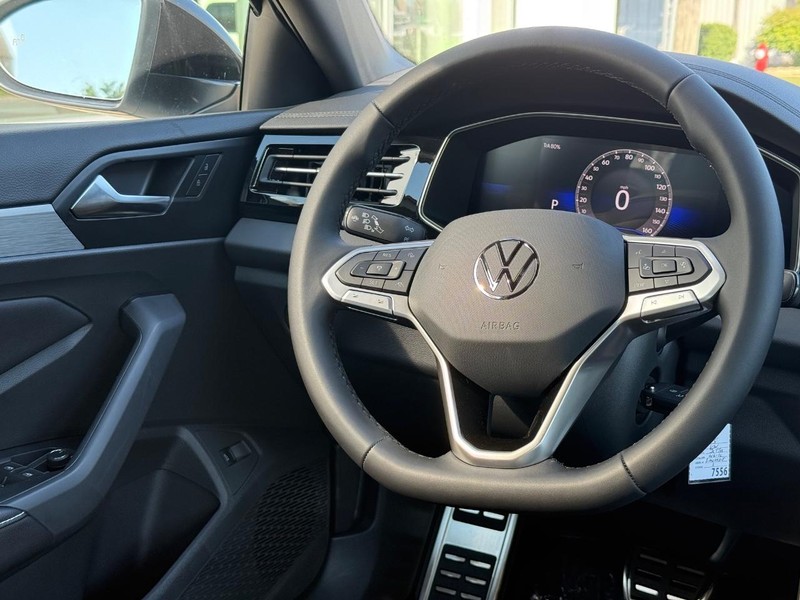 Volkswagen Jetta Vehicle Full-screen Gallery Image 9