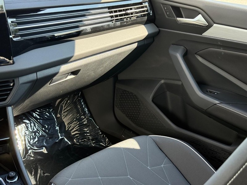 Volkswagen Jetta Vehicle Full-screen Gallery Image 10