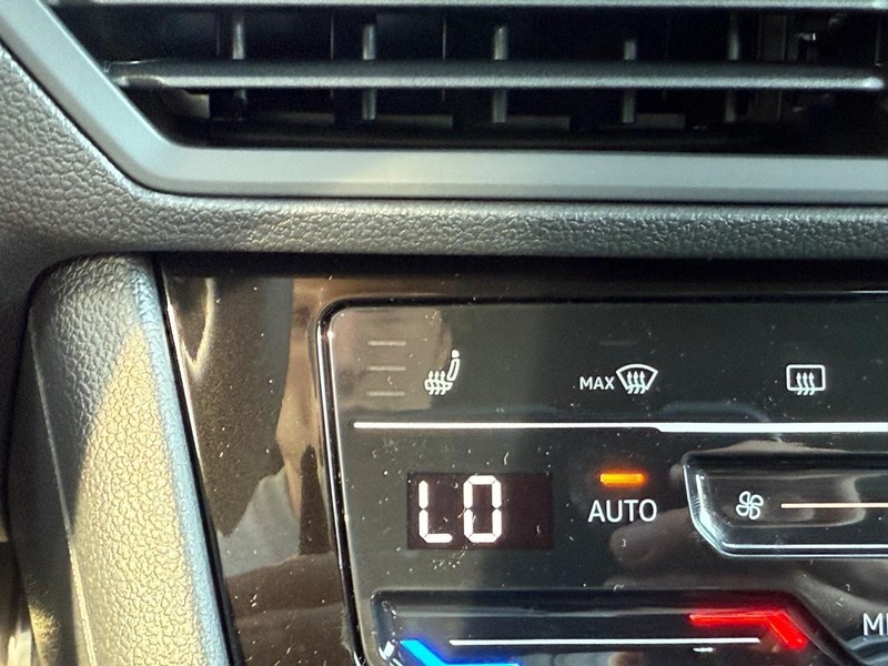 Volkswagen Jetta Vehicle Full-screen Gallery Image 14