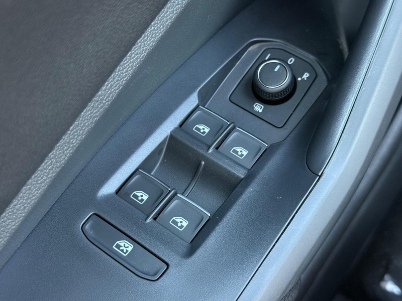 Volkswagen Jetta Vehicle Full-screen Gallery Image 15