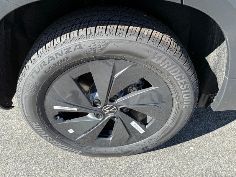 Volkswagen Taos Vehicle Full-screen Gallery Image 4