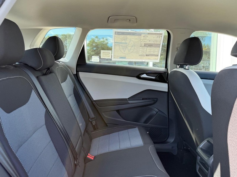 Volkswagen Taos Vehicle Full-screen Gallery Image 5