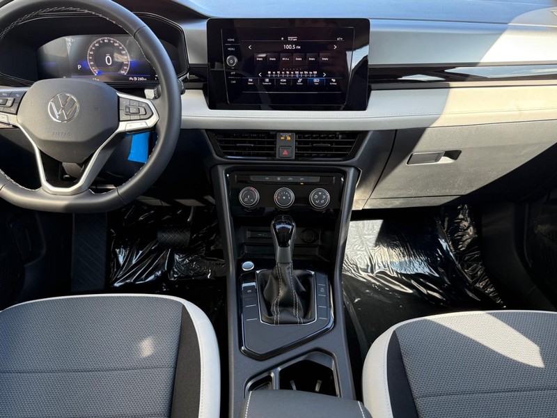 Volkswagen Taos Vehicle Full-screen Gallery Image 6