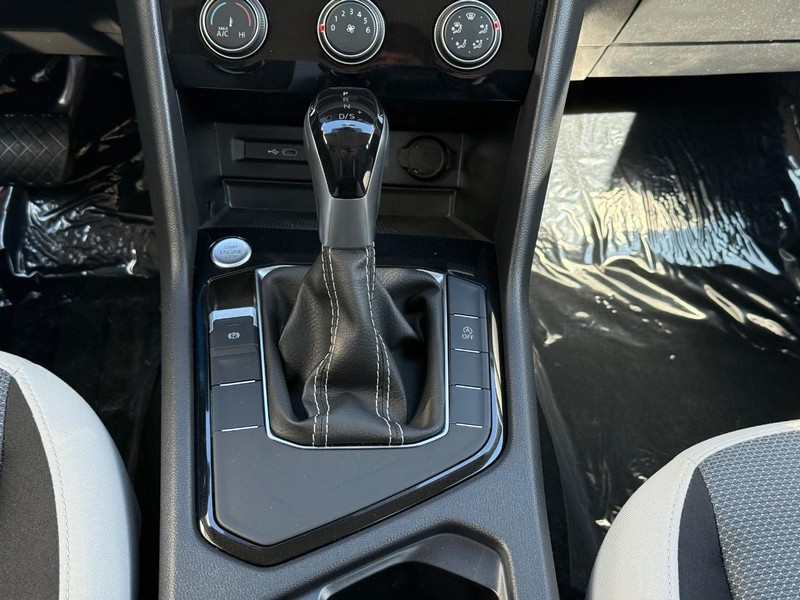 Volkswagen Taos Vehicle Full-screen Gallery Image 8