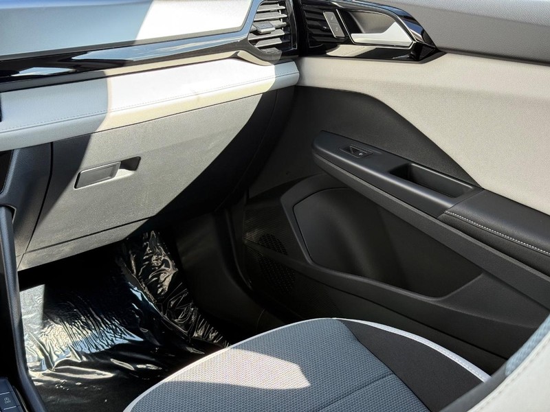 Volkswagen Taos Vehicle Full-screen Gallery Image 10