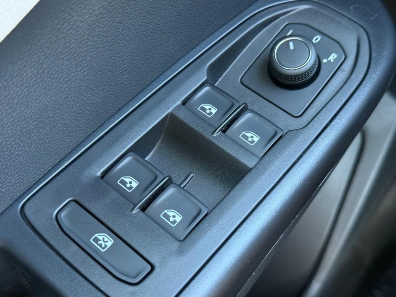 Volkswagen Taos Vehicle Full-screen Gallery Image 14