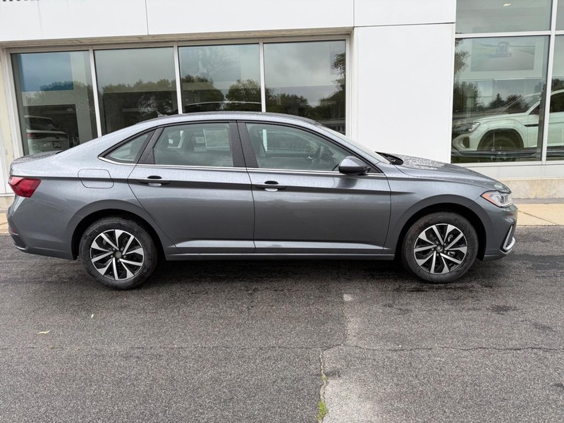 Volkswagen Jetta Vehicle Full-screen Gallery Image 2