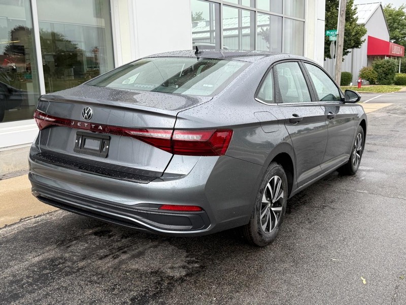 Volkswagen Jetta Vehicle Full-screen Gallery Image 3