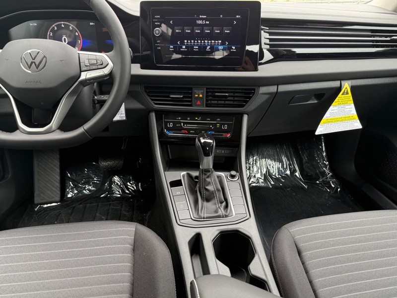 Volkswagen Jetta Vehicle Full-screen Gallery Image 5