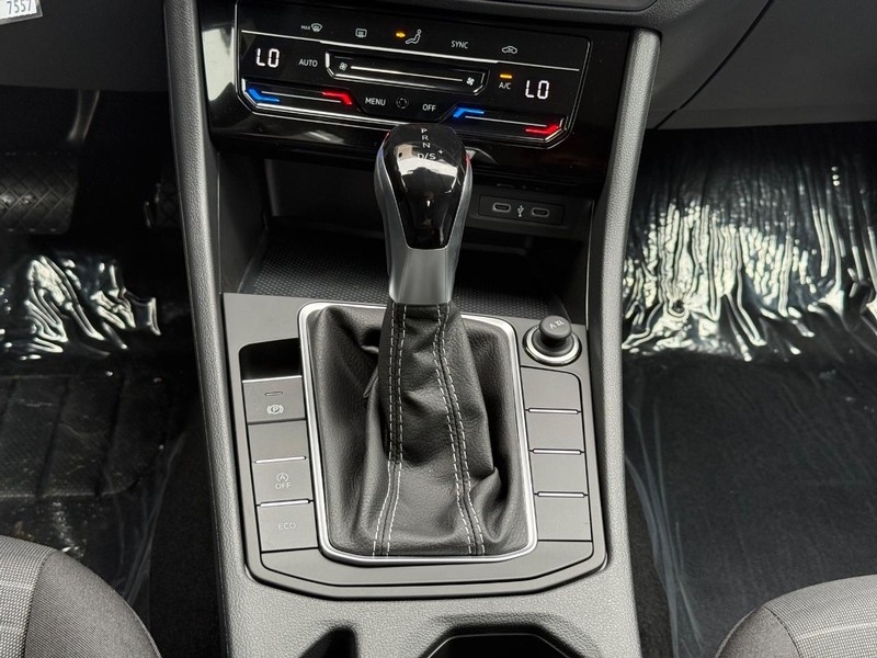 Volkswagen Jetta Vehicle Full-screen Gallery Image 7