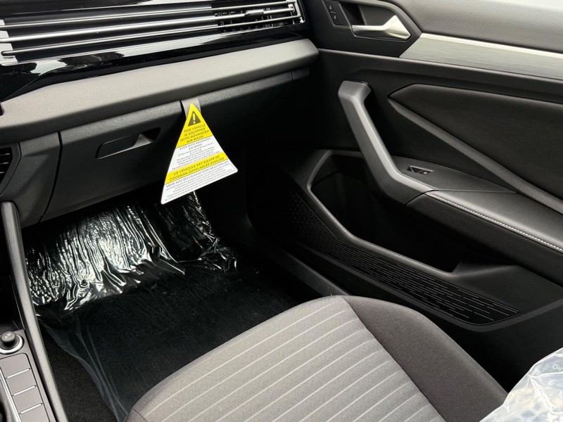 Volkswagen Jetta Vehicle Full-screen Gallery Image 9