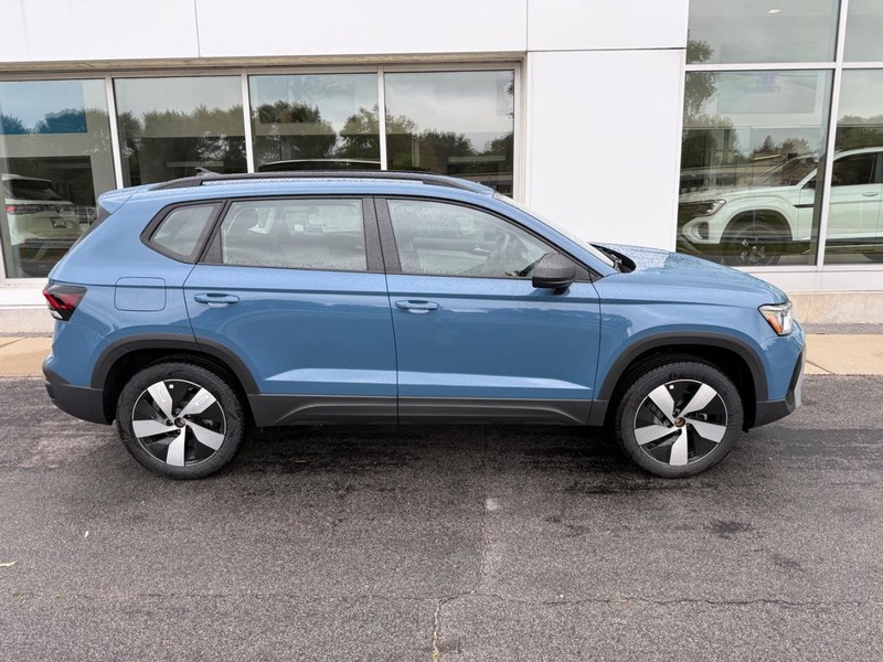 Volkswagen Taos Vehicle Full-screen Gallery Image 2