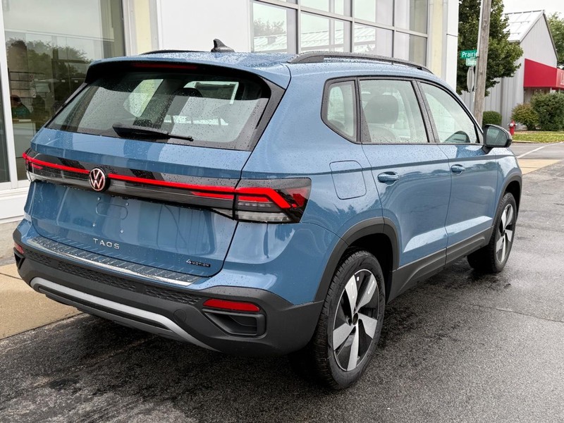 Volkswagen Taos Vehicle Full-screen Gallery Image 3