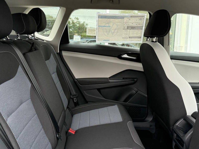 Volkswagen Taos Vehicle Full-screen Gallery Image 4