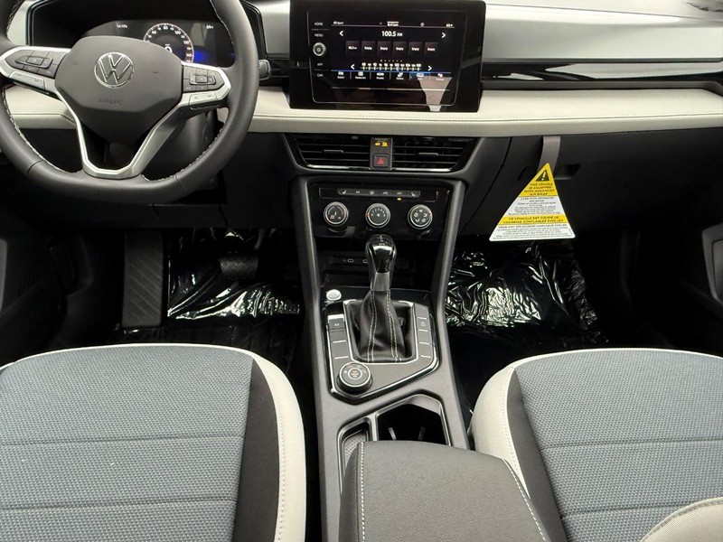 Volkswagen Taos Vehicle Full-screen Gallery Image 5