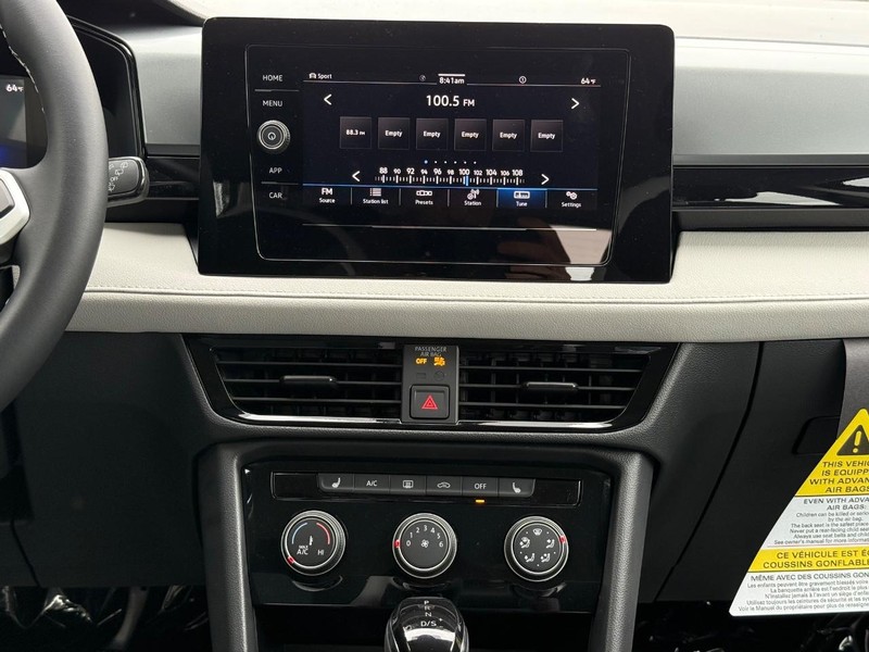 Volkswagen Taos Vehicle Full-screen Gallery Image 6