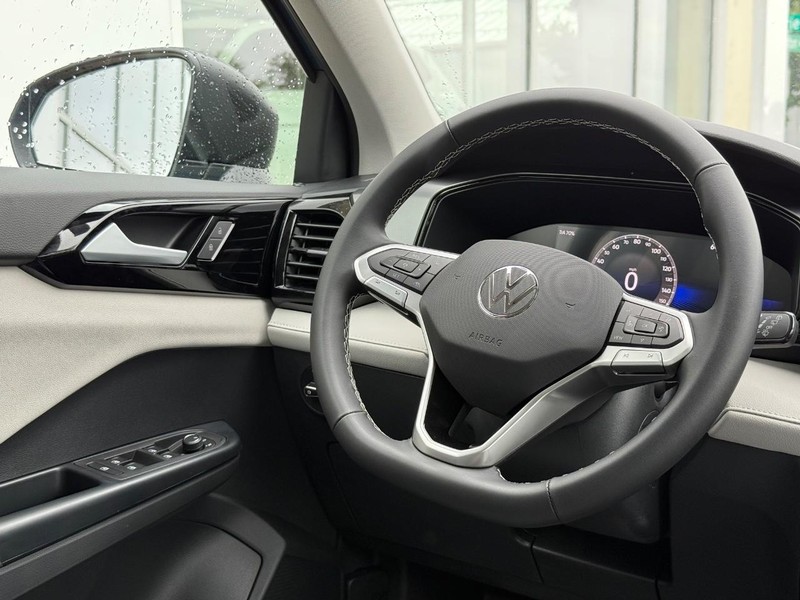 Volkswagen Taos Vehicle Full-screen Gallery Image 8