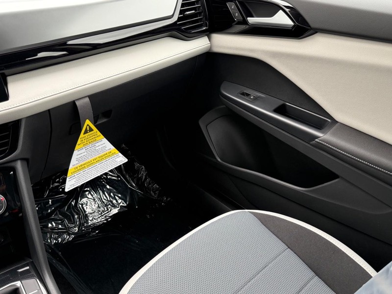 Volkswagen Taos Vehicle Full-screen Gallery Image 9