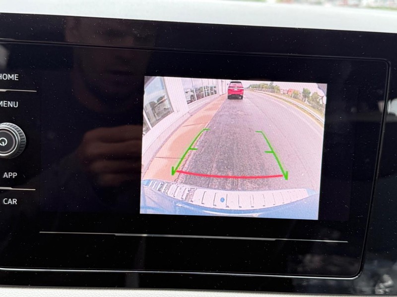 Volkswagen Taos Vehicle Full-screen Gallery Image 12